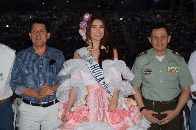 Raúl Rivera Cortés, Secretario de Cultura de Neiva, Taryn López, Srta. Huila Reinado Nacional de la Belleza y el Coronel Nelson Quiñones.